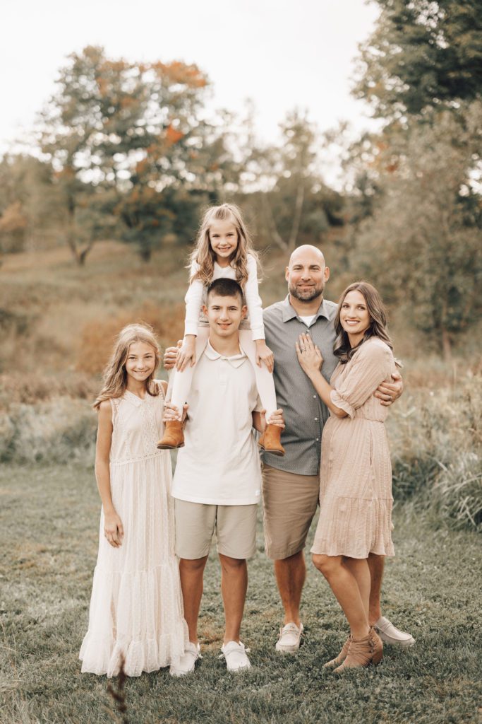 Family-of-five-outfits-for-family-photos. 