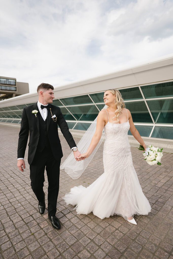 bride-and-groom-pictures-in-Milwaukee